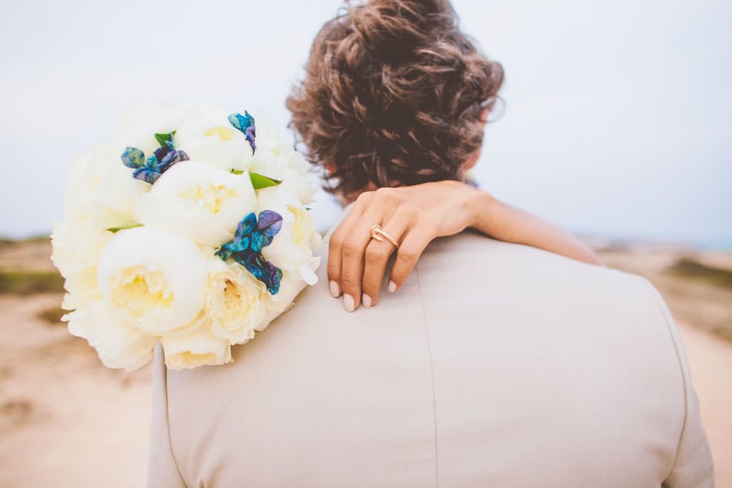 beso novios ramo de flores