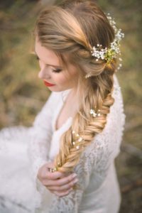 peinado novia trenza de espiga con flores naturales