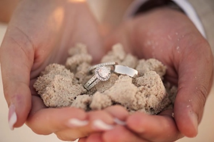 bodas frente al mar anillos arena