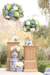 centro flores azules para boda